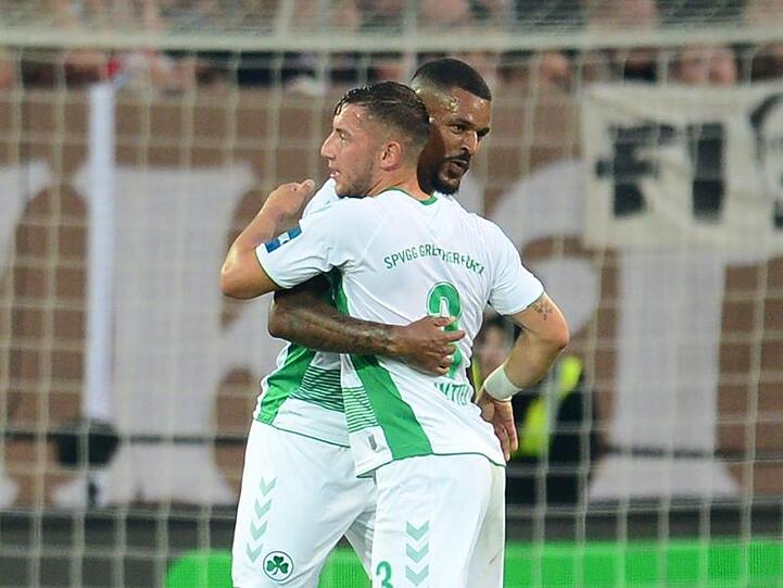 Fürths Maximilian Wittek (l.) und Fürths Daniel Keita-Ruel jubeln nach Keita-Ruels Treffer zum 0:2. Foto: Daniel Bockwoldt