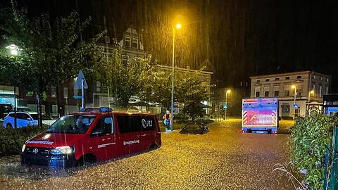 Heftige Regenfälle haben in Hagen zu überfluteten Straßen und vollgelaufenen Kellern geführt.