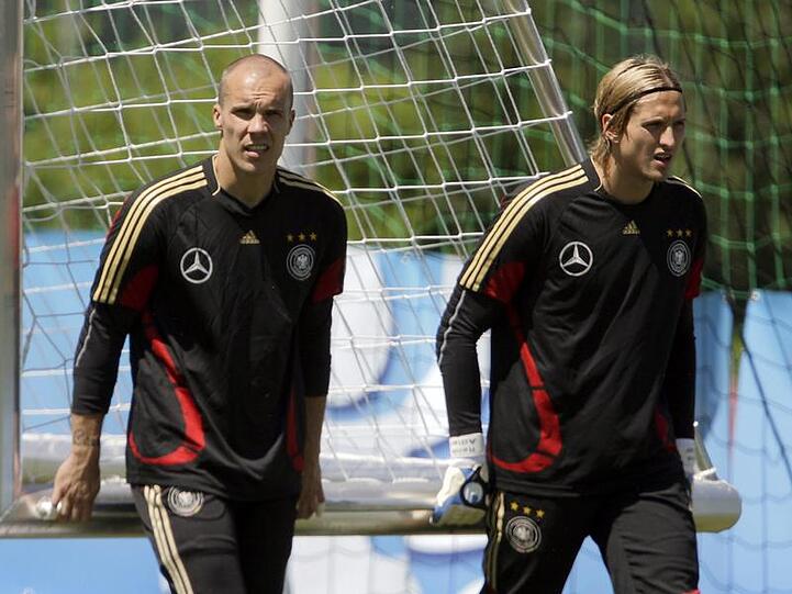 &bdquo;Wir gehen das sehr gelassen an und wollen den Konkurrenzkampf fördern.&ldquo; Bundestrainer Löw über das Duell zwischen Robert Enke (l.) und René Adler  um die Nummer eins im DFB-Tor. Foto: firo/Augenklick