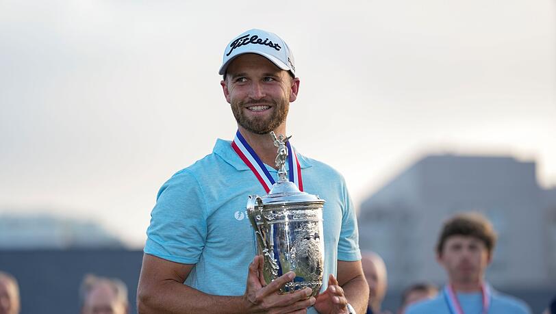 Wyndham Clark mit der US-Open-Trophäe.