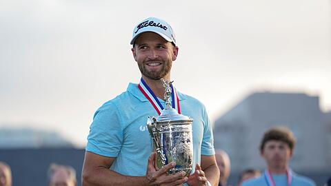 Wyndham Clark mit der US-Open-Trophäe.