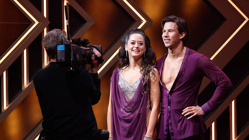 Hier strahlte T&auml;nzerin Malika Dzumaev noch. Wenig sp&auml;ter brach sie bei "Let's Dance" kurz nach Mitternacht zusammen.