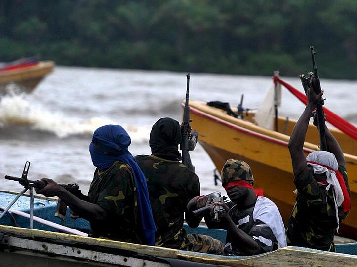 Bewaffnete Rebellen des Movement for the Emancipation of the Niger Delta (MEND) im Niger Delta (Archivfoto vom 18.09.2008). Bei einem Piratenangriff auf ein Handelsschiff vor der nigerianischen Küste sind zwei deutsche Seeleute entführt worden.