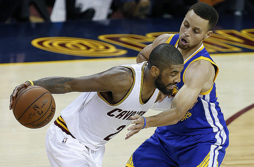 Kyrie Irving (l) will bei Olympia spielen, Warriors-Guard Stephen Curry (r) dagegen nicht.