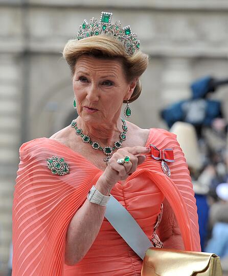 Königin Sonja von Norwegen kommt in Stockholm zur kirchlichen Trauung der schwedischen Kronprinzessin.