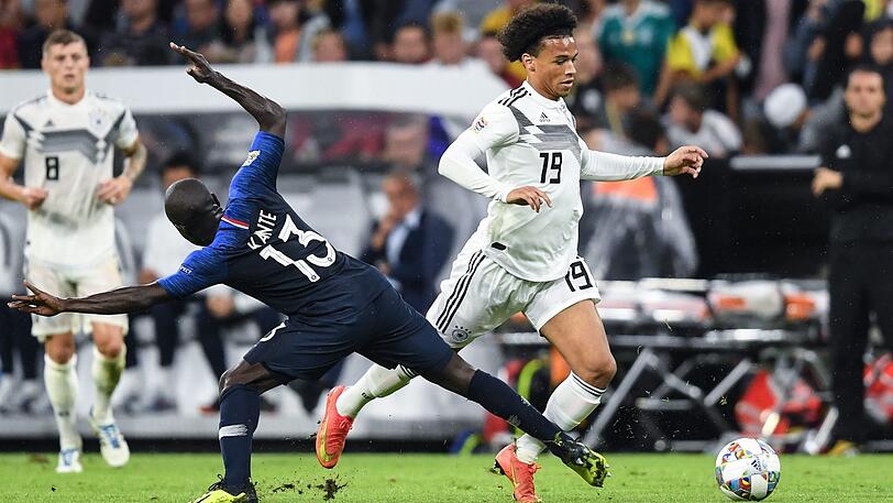 Leroy Sané im Zweikampf mit N'Golo Kanté.