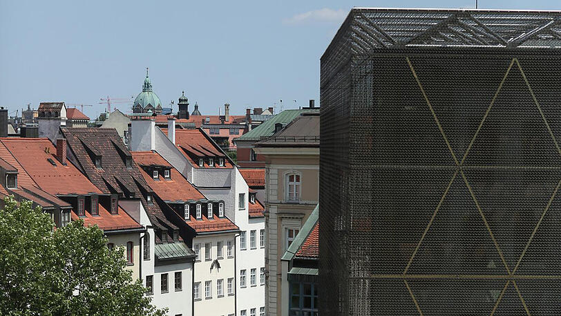 Altstadt-Silhouette: Synagoge, gotische Giebel und die Lukaskirche.