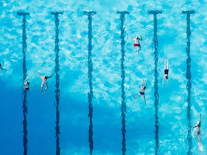 Badegäste im Freibad Ricklinger Bad in Hannover.