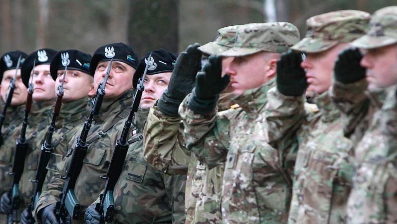 US-amerikanische (r.) und polnische Soldaten während einer offiziellen Wilkommens-Zeremonie. US-amerikanische (r.) und polnische Soldaten während einer offiziellen Wilkommens-Zeremonie.