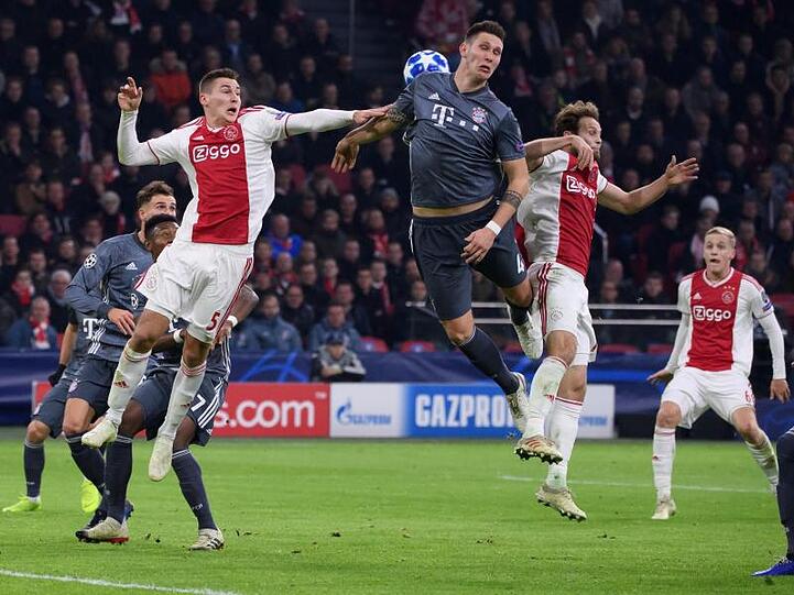 Bayerns Niklas Süle (M) springt höher als zwei Ajax-Profis.