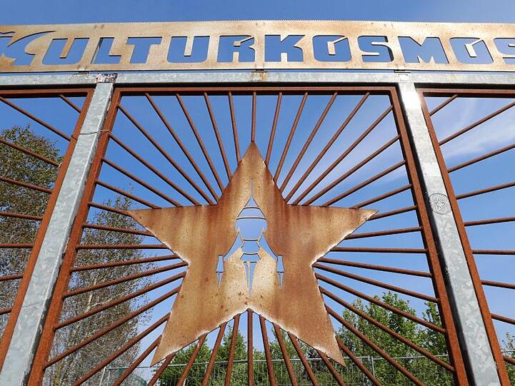 Das Wort "Kulturkosmos" steht über dem Tor der Fusion.