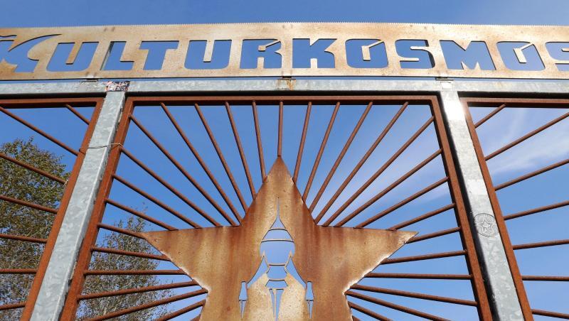 Das Wort "Kulturkosmos" steht über dem Tor der Fusion. Das Wort "Kulturkosmos" steht über dem Tor der Fusion.