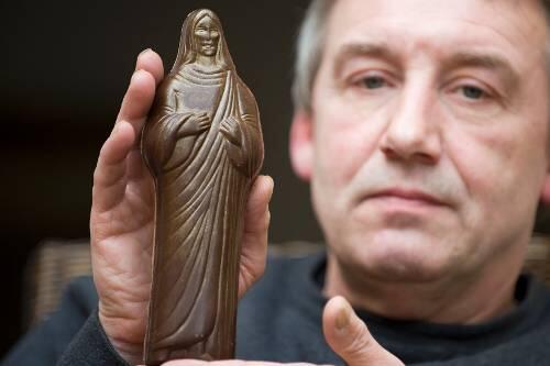 Der Duisburger Frank Oynhausen präsentiert seinen Jesus aus Schokolade.