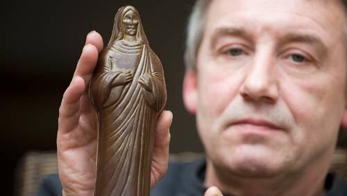Der Duisburger Frank Oynhausen präsentiert seinen Jesus aus Schokolade. Der Duisburger Frank Oynhausen präsentiert seinen Jesus aus Schokolade.