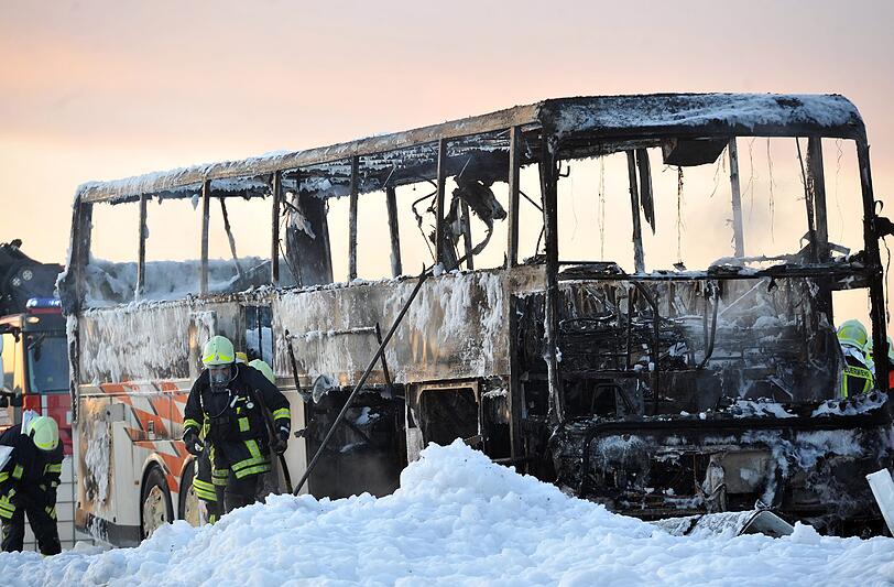 Ein Reisebus ist am Dienstag auf der Autobahn 8 in Schwaben vollständig ausgebrannt. Der mit 41 Personen besetzte Bus fing aus bislang ungeklärter Ursache Feuer. Verletzt wurde niemand - die Bilder.