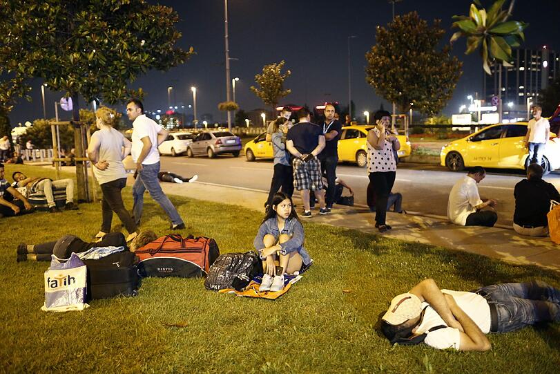 Bei dem Terroranschlag am Flughafen Atatürk in Istanbul haben sich zwei der Angreifer vor dem Ankunftsbereich des Internationalen Terminals in die Luft gesprengt, ein weiterer auf dem angrenzenden Parkplatz.