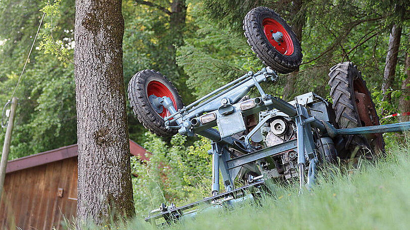 Der Mann wurde unter seinem eigenen Oldtimer-Traktor begraben. Die Bilder von der Unfallstelle.