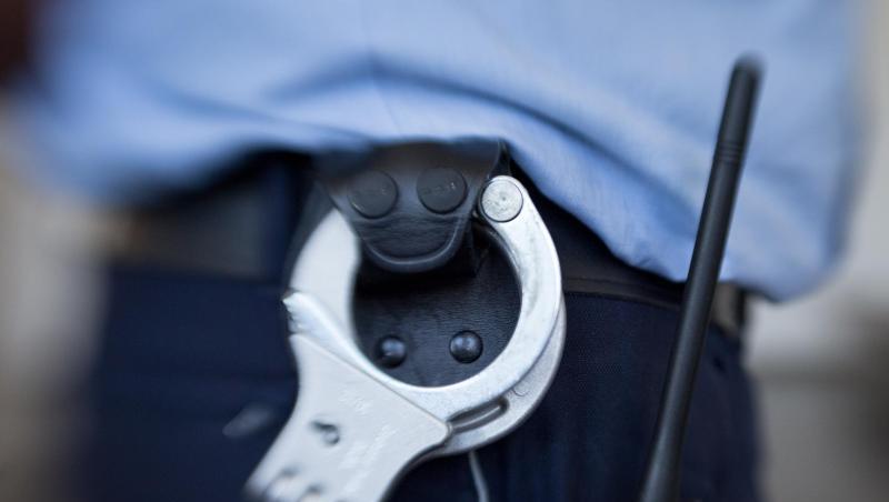 Handschellen hängen am Gürtel eines Justizbeamten. Foto: Friso Gentsch/dpa/Symbolbild Handschellen hängen am Gürtel eines Justizbeamten. Foto: Friso Gentsch/dpa/Symbolbild