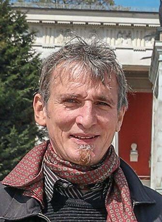 Jörg Wizigmann (52) ist Wirt der Polka-Bar in Haidhausen: "Ich bin enttäuscht, dass wir geopfert werden. Die Stadt München hat es nicht geschafft, bis jetzt zu entscheiden, ob die Schanigärten bleiben oder nicht. Unser Schanigarten mit 25 Plätzen hat uns gerettet. Aber ich mache jetzt nur zehn Prozent meines Umsatzes. Freitag und Samstag gibt es Mitnahmeverkauf auf Bestellung und oft To-go-Fischsemmeln. Das Argument, ihr seid doch versorgt, ist eine Respektlosigkeit der Gastro gegenüber. Die Kneipe wird durch die Hilfen zwar aufgefangen, aber nicht ich! Mental ist das schwer. Bitte öffnet jetzt draußen. Das wäre produktiv und stützend. Der Betrieb fehlt mir schlimm. Wenn die Leute im Restaurant draußen sitzen, sind sie wenigstens registriert."