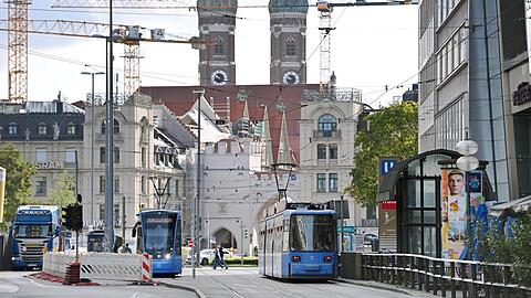 Trambahnen vor prächtiger Kulisse: Das Traditions-Verkehrsmittel ist immer noch ein wichtiger Teil des ÖPNV.