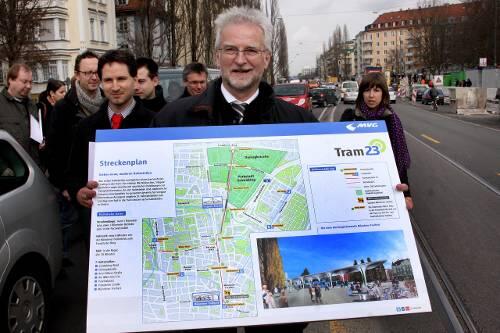 MVG-Chef Herbert König zeigt den Plan für die neue Parkstadttram 23.