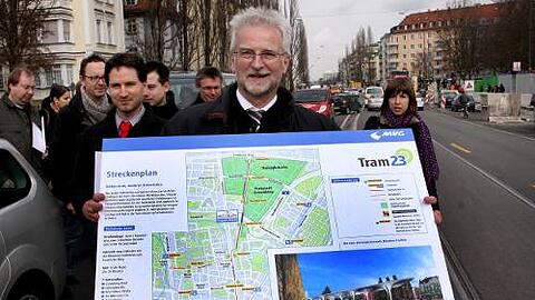 MVG-Chef Herbert König zeigt den Plan für die neue Parkstadttram 23.