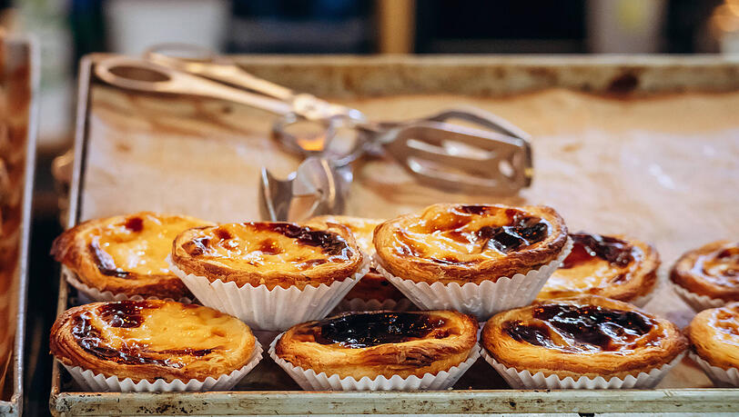 Nahaufnahme von Pastel de nata, portugiesisch: pasteis de nata. Das berühmte portugiesische Eierpuddingteiggebäck hat jetzt eine neue Heimat im Glockenbachviertel. (Symbolbild)