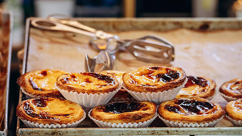 Nahaufnahme von Pastel de nata, portugiesisch: pasteis de nata. Das berühmte portugiesische Eierpuddingteiggebäck hat jetzt eine neue Heimat im Glockenbachviertel. (Symbolbild)