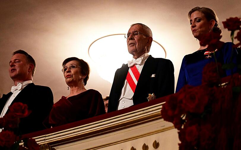 Vizekanzler Andreas Babler (l-r, SP&Ouml;), Doris Schmidauer, Bundespr&auml;sident Alexander Van der Bellen und Beate Meinl-Reisinger (NEOS)