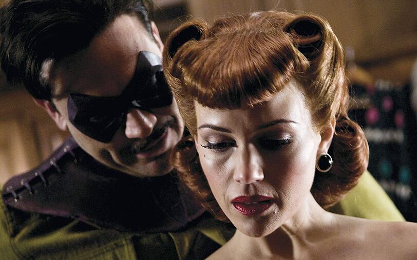 The Comedian (Jeffrey Dean Morgan) und Silk Spectre (Carla Gugino) verband eine absto&szlig;ende Anziehung.