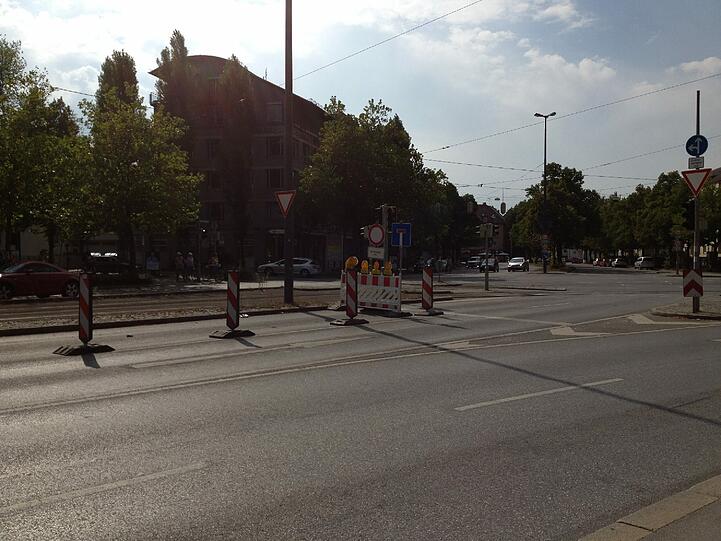 Das Hinweisschild blockiert die gesamte linke Spur, obwohl...