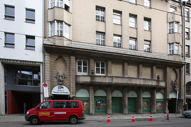 Das Theater in der Dachauer Straße mit dem feuerroten Spielmobil.