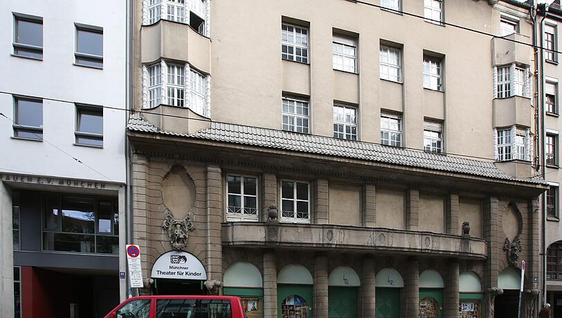 Das Theater in der Dachauer Straße mit dem feuerroten Spielmobil. Das Theater in der Dachauer Straße mit dem feuerroten Spielmobil.