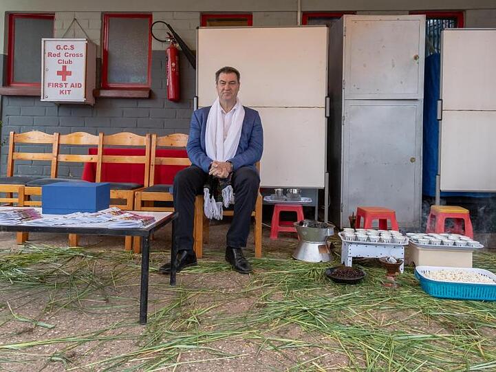 Markus Söder (CSU), Ministerpräsident von Bayern, nimmt in der "German Church School" an einer Kaffeezeremonie teil. Foto: Peter Kneffel