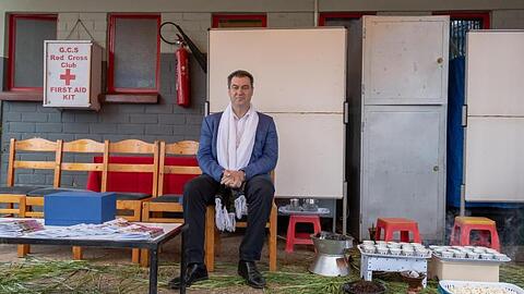 Markus Söder (CSU), Ministerpräsident von Bayern, nimmt in der "German Church School" an einer Kaffeezeremonie teil. Foto: Peter Kneffel