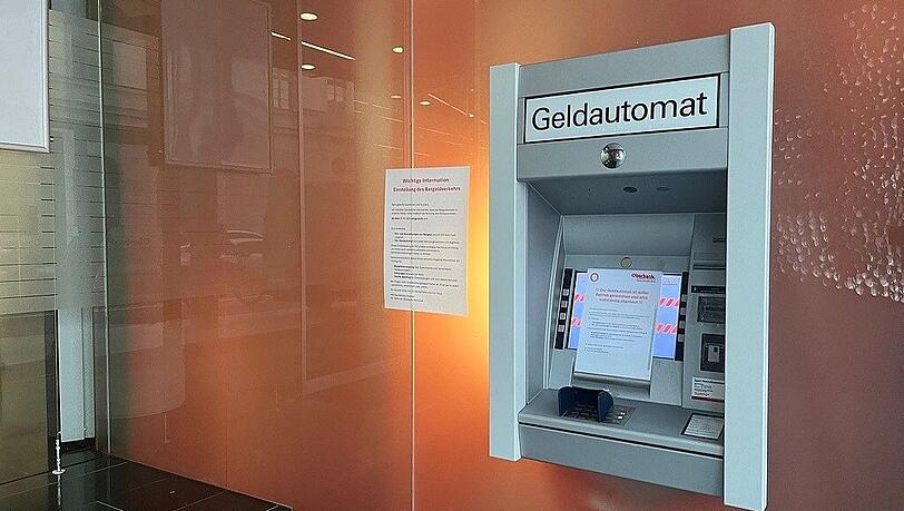 Der Geldautomat der Oberbank am Oskar-von-Miller-Ring ist außer Betrieb. Bald soll er ganz abgebaut werden. Der Geldautomat der Oberbank am Oskar-von-Miller-Ring ist außer Betrieb. Bald soll er ganz abgebaut werden.
