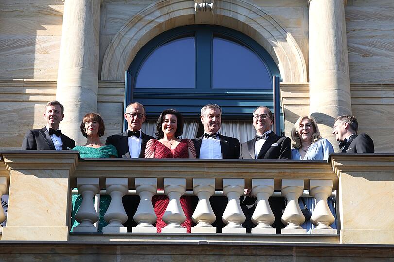 Oliver Bär (l-r), Charlotte Merz, Bundeskanzler Friedrich Merz (CDU), Dorothee Bär (CSU), Bundesministerin für Forschung, Technologie und Raumfahrt, Markus Söder (CSU), Ministerpräsident von Bayern, Alexander Dobrindt (CSU), Bundesinnenminister, Nina Warken (CDU), designierte Chefin des Bundeskanzleramts und Bundesministerin für besondere Aufgaben, und ihr Mann Sebastian Warken. Oliver Bär (l-r), Charlotte Merz, Bundeskanzler Friedrich Merz (CDU), Dorothee Bär (CSU), Bundesministerin für Forschung, Technologie und Raumfahrt, Markus Söder (CSU), Ministerpräsident von Bayern, Alexander Dobrindt (CSU), Bundesinnenminister, Nina Warken (CDU), designierte Chefin des Bundeskanzleramts und Bundesministerin für besondere Aufgaben, und ihr Mann Sebastian Warken.