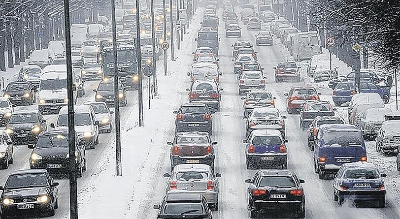 Immer neue Techniken, um Staus zu messen: Heute sind es oft Navis und Handys, die ihre Daten den Verkehrsfunkern melden. Foto: dpa