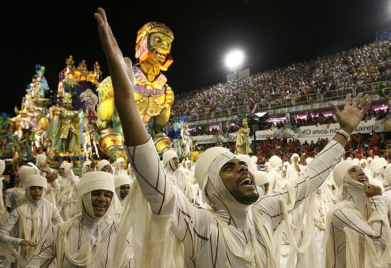 Nackte Haut, Samba und bunte Farben: Promis amüsieren sich in Rio. Mit dabei: Pamela Anderson, Gisele Bündchen, Fußball-Star Ronaldinho und Schauspieler Jude Law