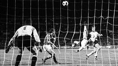 Der 16. November 1977: Nationalstürmer Klaus Fischer trifft per Fallrückzieher zum 4:1 gegen die Schweiz &ndash; das Tor des Jahrhunderts.