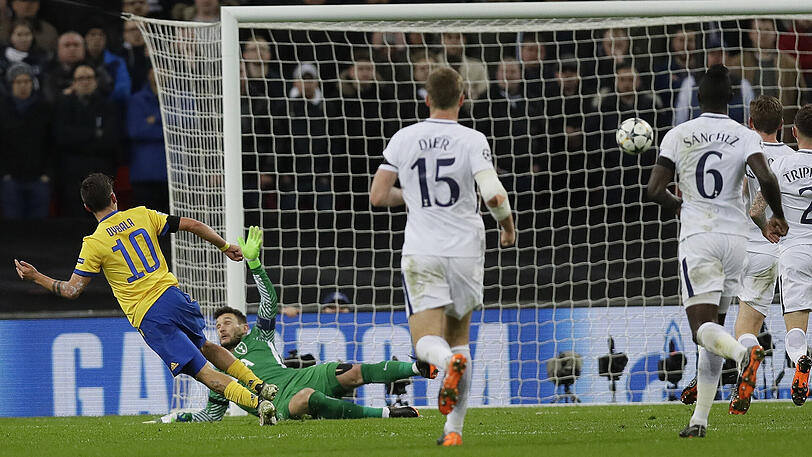 Paulo Dybala (links) von Juventus Turin trifft zum 2:1 gegen Tottenham Hotspur.