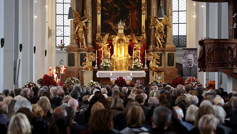 Die Heilig-Geist-Kirche ist während der Trauerfeier gut gefüllt, nicht nur Großkopferte, auch normale Bürger sind da. Die Heilig-Geist-Kirche ist während der Trauerfeier gut gefüllt, nicht nur Großkopferte, auch normale Bürger sind da.