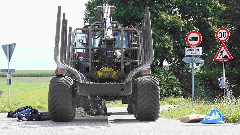 Unfall auf der B15 Höhe Altensee: Ein 27-Jähriger rast mit seinem Motorrad in einen Traktor. Durch die Wucht des Aufprall bleibt das Zweirad stecken.