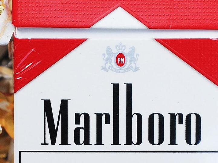 Eine Marlboro-Zigarettenschachtel: Eine Fusion hätte zwei alte Bekannte wieder vereint: Die vor allem für die Zigarettenmarke Marlboro bekannten Unternehmen gehörten bereits bis 2008 zusammen.