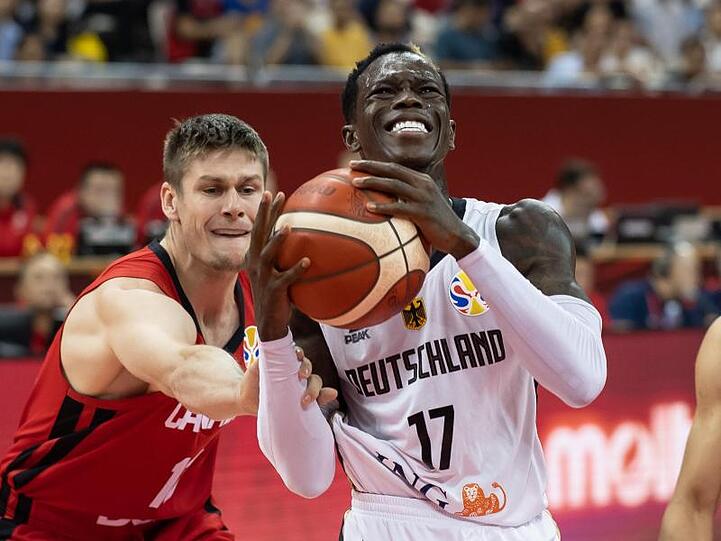 Dennis Schröder (M) wird von Kanadas Conor Morgan angegangen.