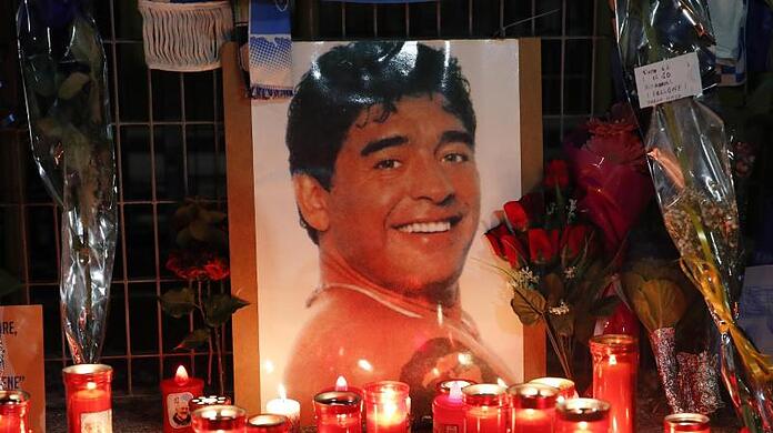 Kerzen und Blumen liegen vor dem San-Paolo-Stadion zum Gedenken an Maradona.