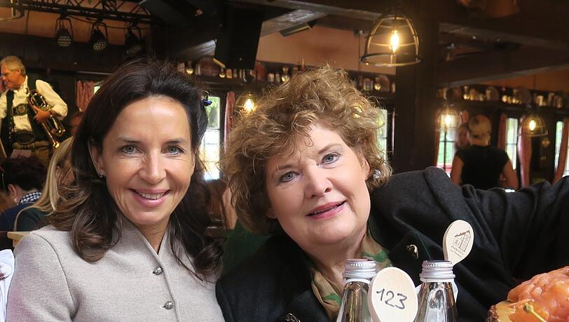Käferzelt-Wirtin Clarissa Käfer (l.) und Riesenrad-Chefin Gabriele Willenborg.