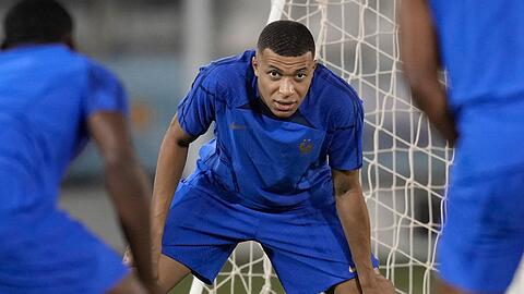Frankreichs Kylian Mbappe dehnt sich.
