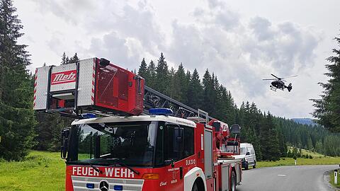 Ein Einsatzfahrzeug der Feuerwehr steht in der Nähe der Absturzstelle eines Kleinflugzeugs im Gemeindegebiet von Krimml.