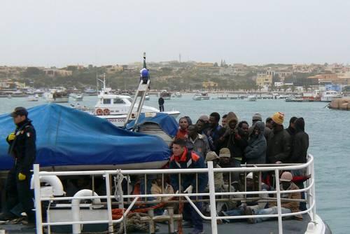 Sie konnten gerettet werden: Afrikanische Flüchtlinge auf einem italienischen Küstenboot.